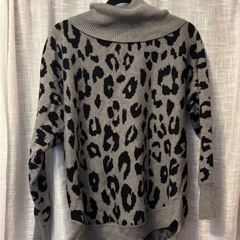 Liz Claiborne Gray Leopard Print Turtleneck Sweater